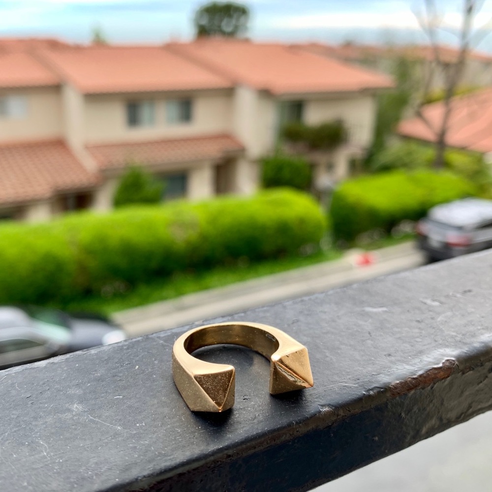 Spike Stud between finger ring
